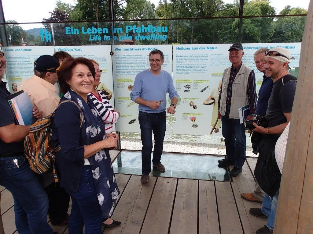Eine Personengruppe im Pfahlbau-Pavillon