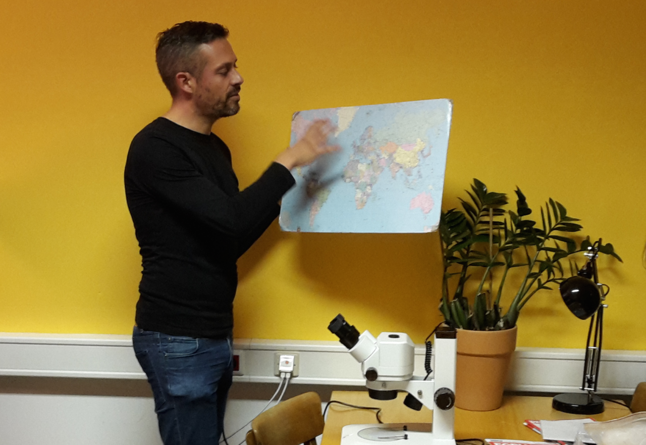 Andreas Heiss zeigt anhand einer Landkartentafel Verbreitungsgebiete von Kulturpflanzen