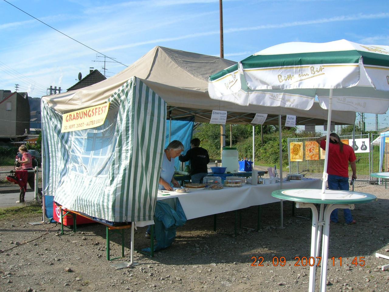 Ein grün-weißer Pavillon mit Kuchen auf dem Grabungsfest
