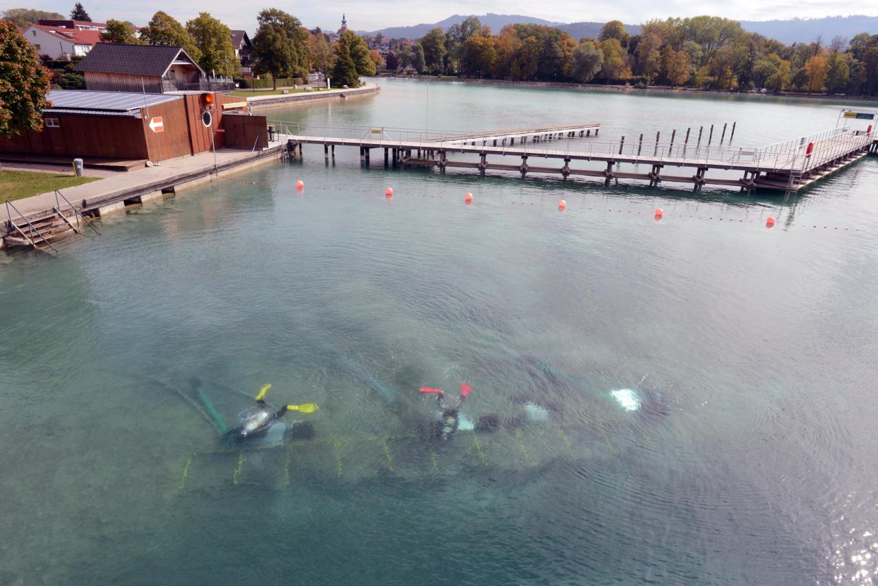 Eine Aufnahme vom Sprungturm in Seewalchen zeigt die Taucher unter Wasser bei der Arbeit am Grabungsschnitt