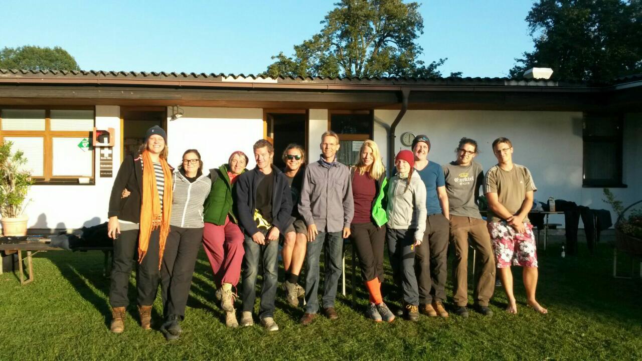 Das Grabungsteam auf einer Wiese vor einem niedrigen Gebäude