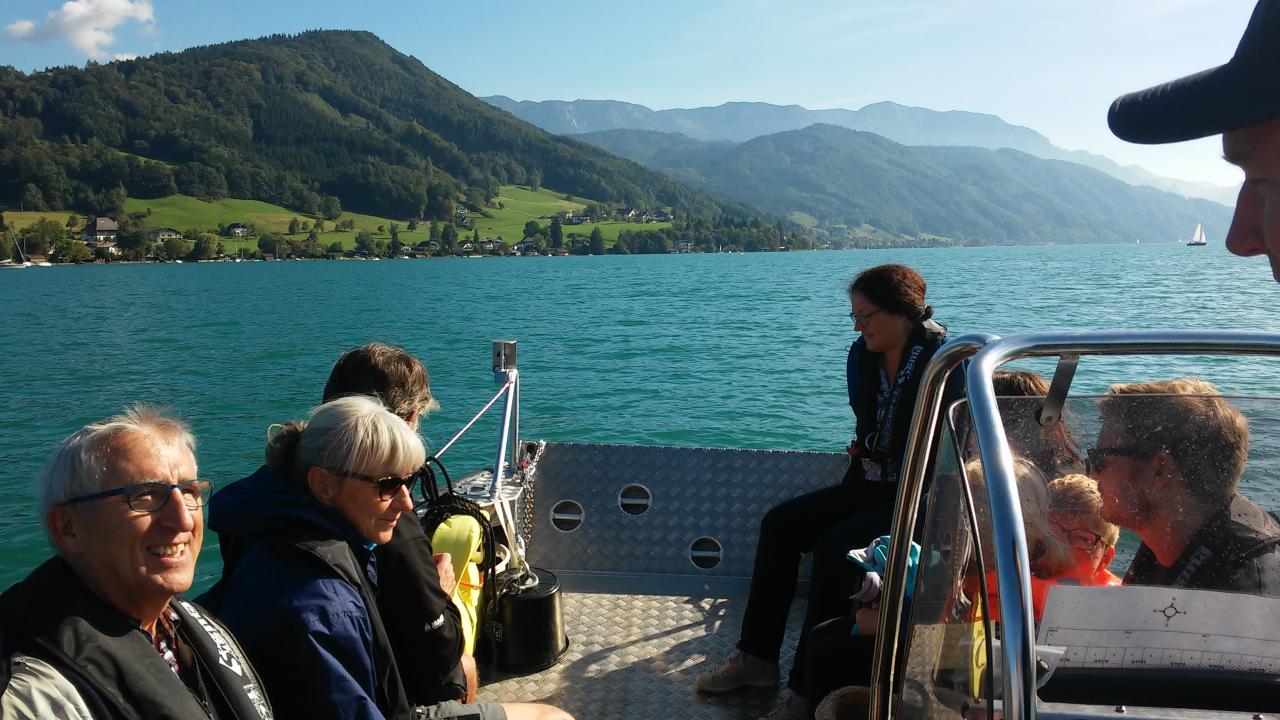 Eine Personengruppe auf dem Forschungsboot am Weg zur Grabungsstelle