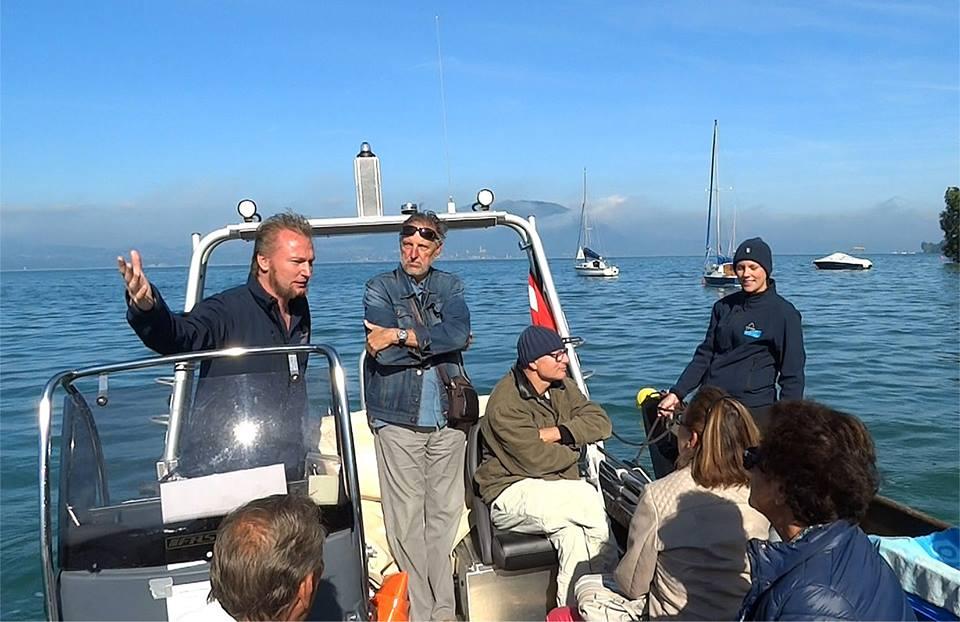 Mehrere Personen auf dem Forschungsboot am See