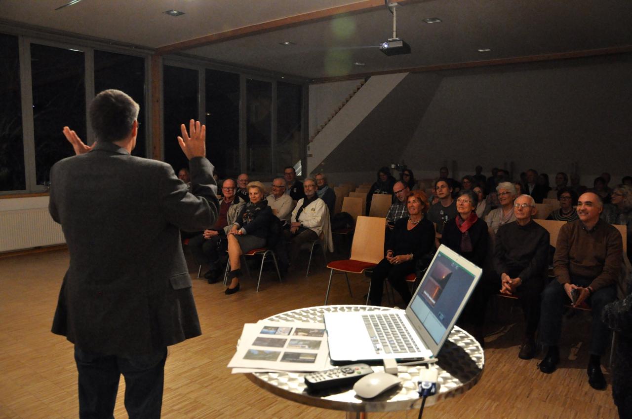 Eine große Hörerschaft beim Vortrag in einem großen Saal