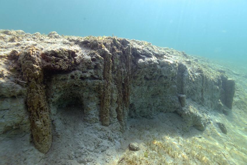 Eine Abbruchkante unter Wasser an der Sprungturmgrube in Seewalchen