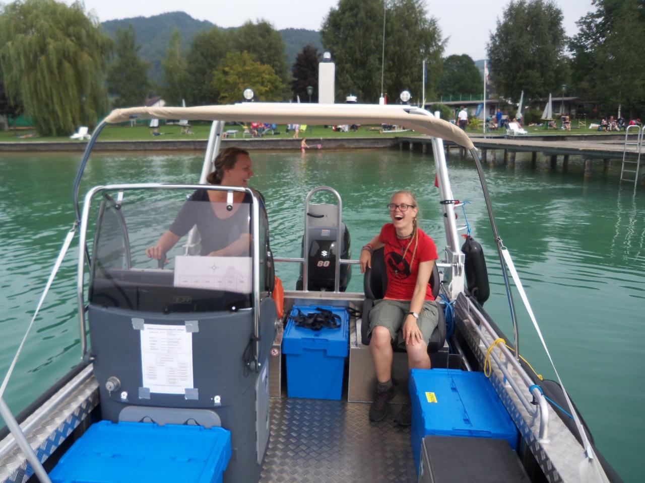 Helena und Doris lachend auf dem Forschungsboot