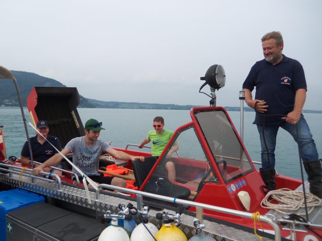 5 Personen auf einem roten Boot