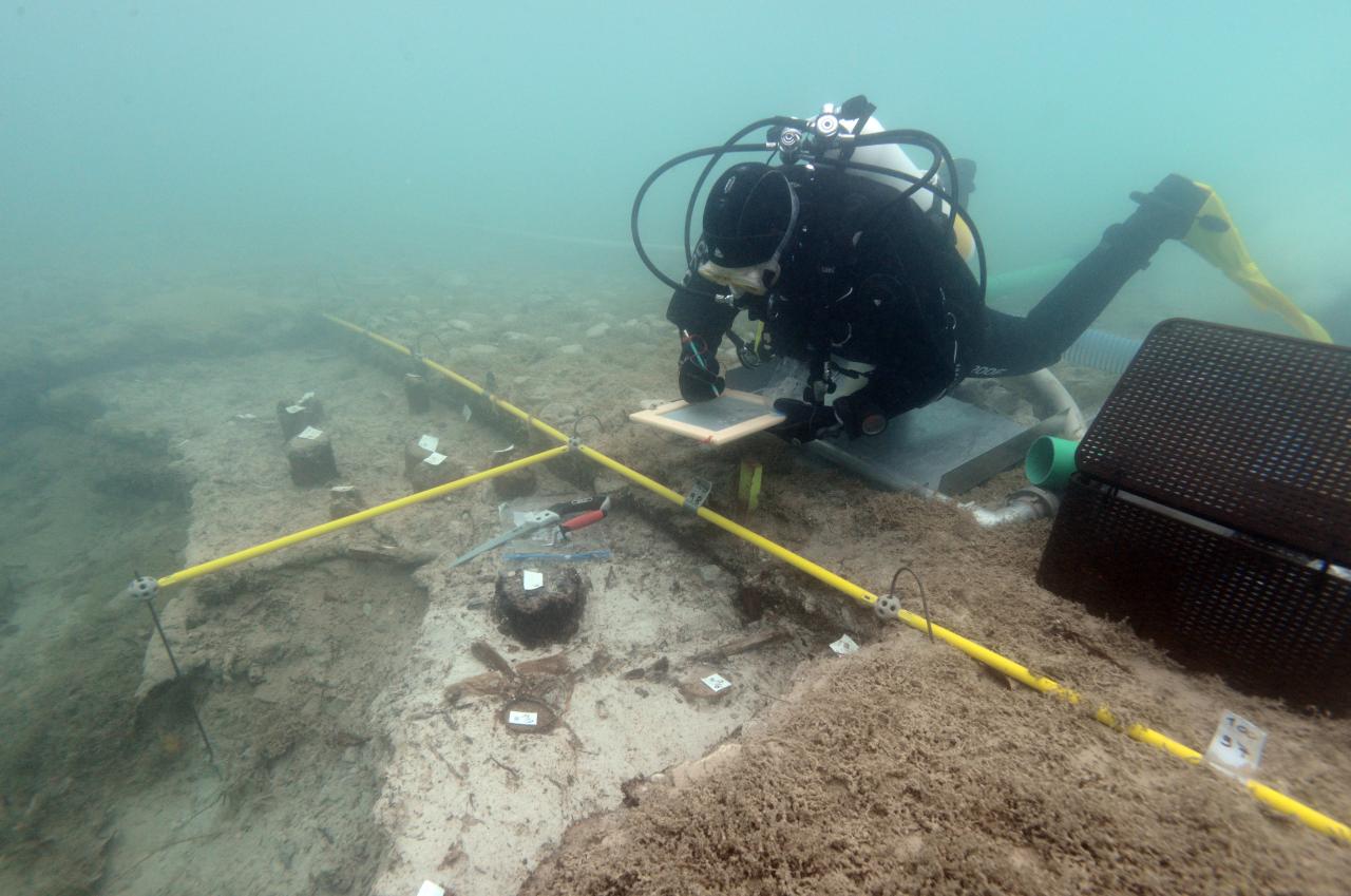 Ausgrabung unter Wasser an Seewalchen I, Attersee.