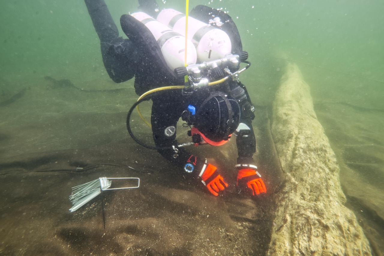 Forschungstaucher beim Verlegen der Basaltschutzmatten