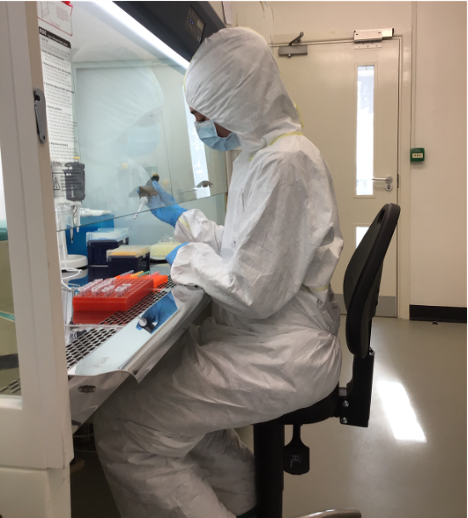 Amy trägt einen Ganzkörperanzug im Reinraum für alte DNA an der Universität York.