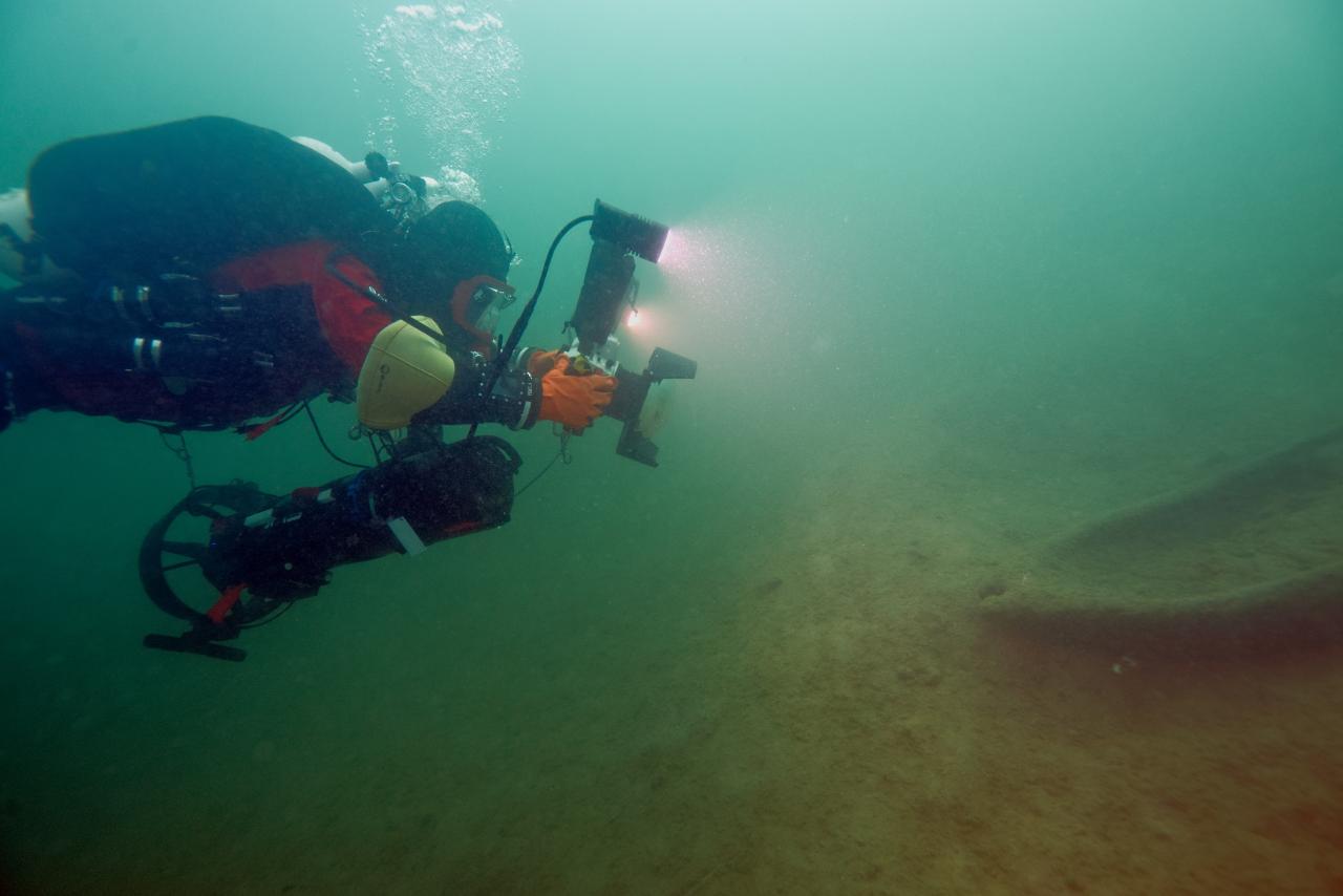 Stefan Krojer bei der 3D-Aufnahme eines Einbaums aus dem Klopeiner See 