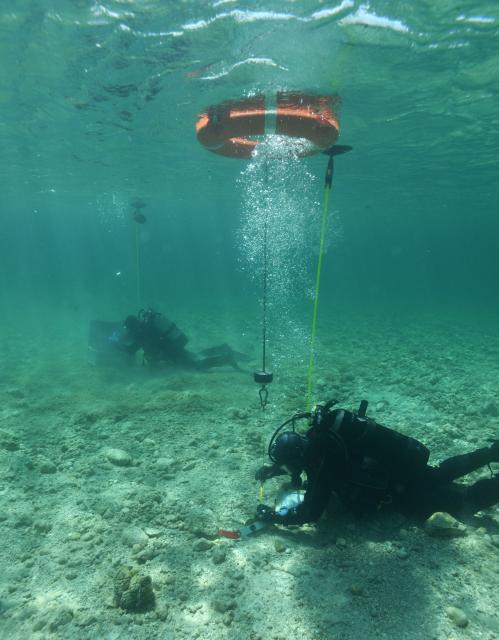 Einmessung von freistehenden Pfahlköpfen vor dem Steg Seewalchen, Attersee.