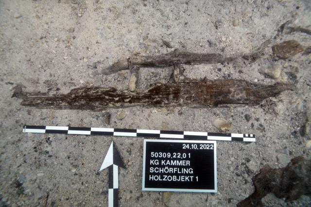 Holzobjekt vor der Bergung