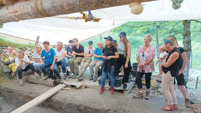 Gespannt lauscht die Gruppe Grabungsleiter Hans Rudorfer, wie er den Befund erklärt.