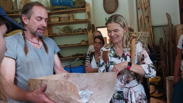 Archäologe Andreas Rausch führt Rekonstruktionen der prähistorischen Werkzeuge vor. 