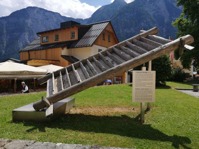 Vor dem Museum steht auch die Rekonstruktion der urgeschichtlichen Bergwerksstiege.