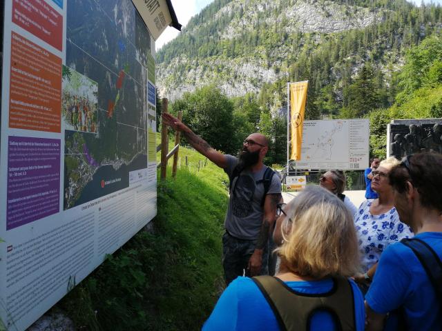 Hans Rudorfer erklärt uns die Ausgrabungsstellen auf und in dem Hallstätter Salzberg.