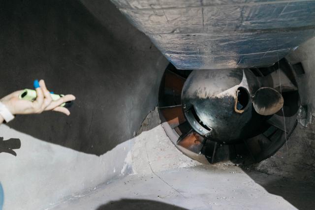 Eine Metallturbine in einem Betonschacht