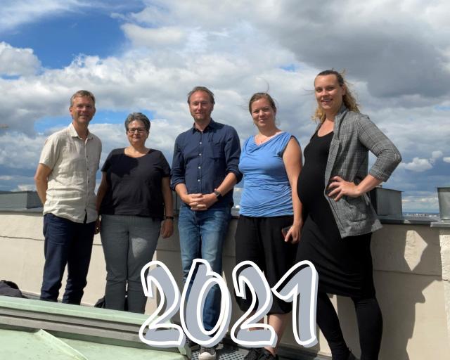 5 Personen auf einem Gruppenfoto