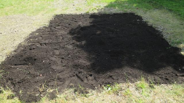Ein frisch vorbereitetes Beet mit dunkler Erde