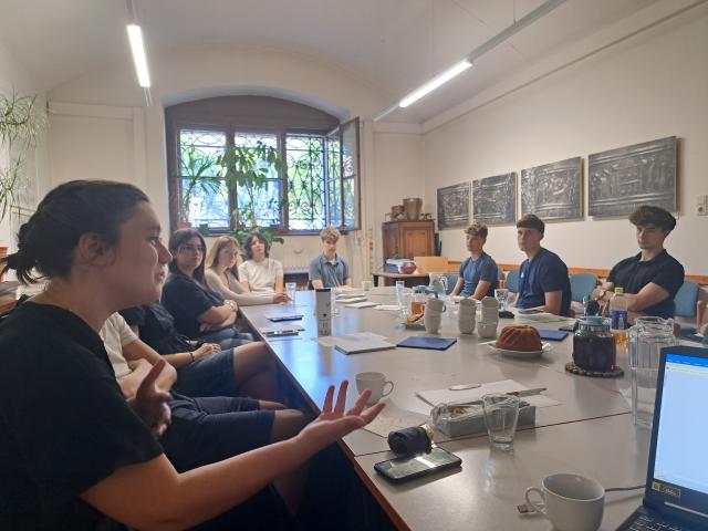 Treffen zur Besprechung in der Kaffeeküche