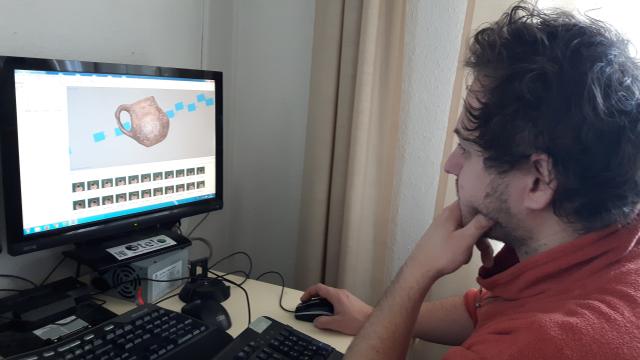 Eine Person sitzt vor einem Computermonitor