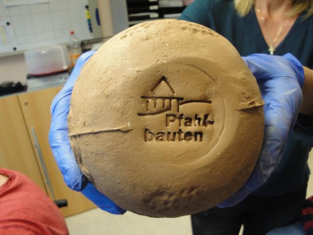 Das "Pfahlbauten-Logo" am Boden des getöpferten Kruges