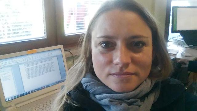 Carmen Löw vor einem Computermonitor