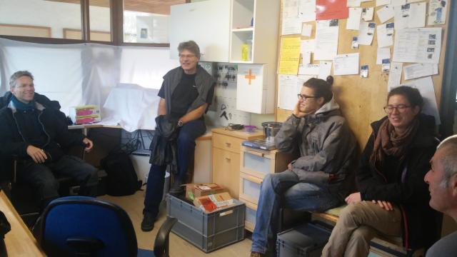 Die Teammitglieder bei der ersten Besprechung im Büro