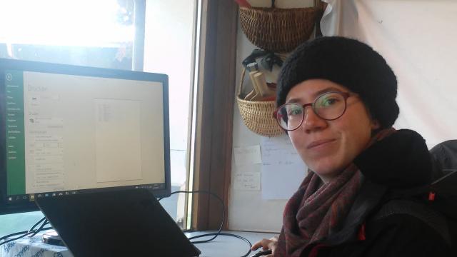 Anna Jaklin vor einem Computermonitor