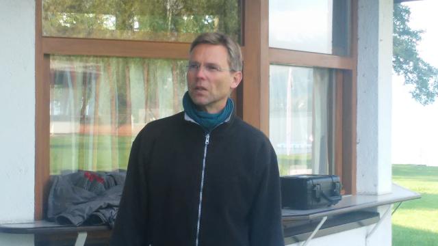 Henrik Pohl auf einer Terrasse vor dem Fenster