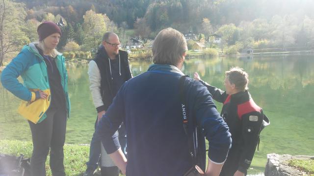 4 Personen stehen am Ufer und machen sich ein Bild vor Ort