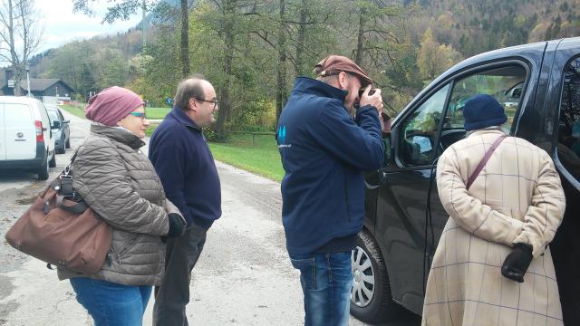 4 Personen stehen vor einem schwarzen Kleinbus 