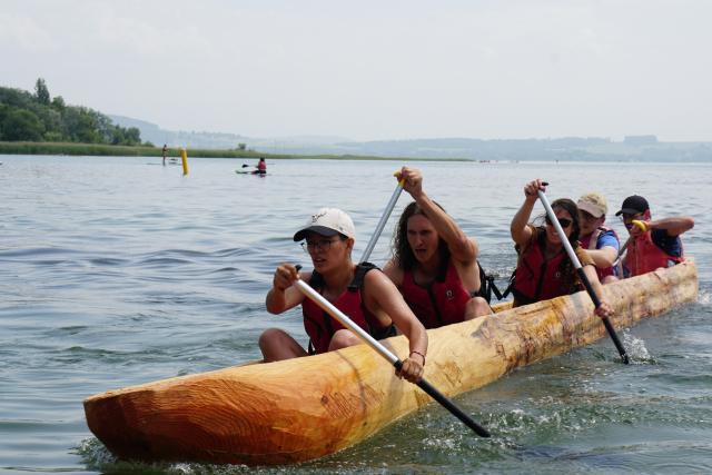 Einbaumregatta Teilnehmer:innen in Aktion 