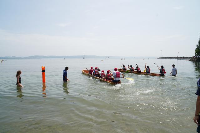 Einbaumregatta Zweikampf vom Start 