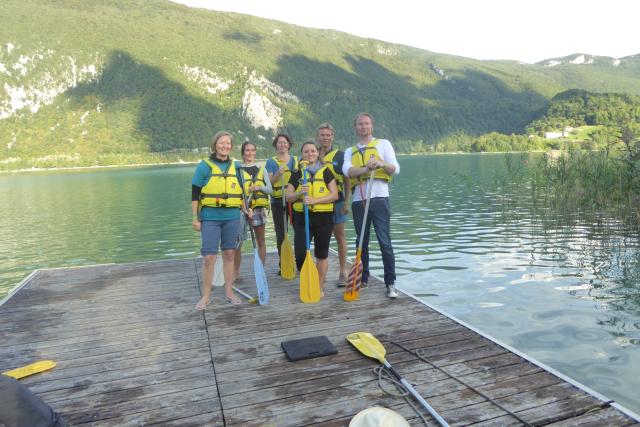 Mehrere Personen in gelben Schwimmwesten stehen auf dem Steg für ein Gruppenfoto