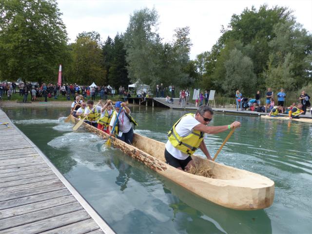 Ein Team im Einbaum beim Start auf dem Wasser