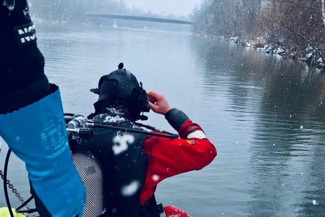 Taucher geht ins Wasser