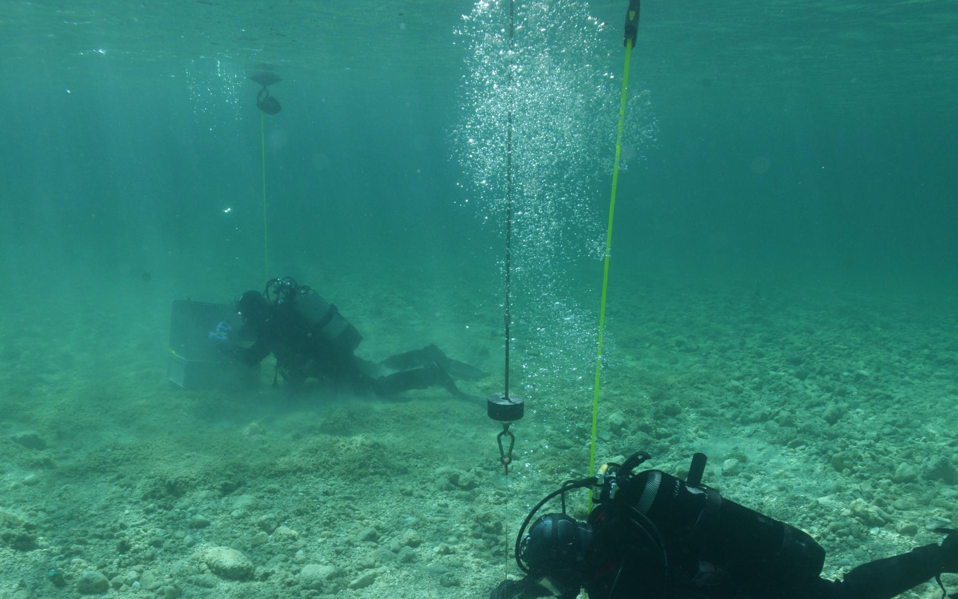 Einmessung von freistehenden Pfahlköpfen vor dem Steg Seewalchen, Attersee.