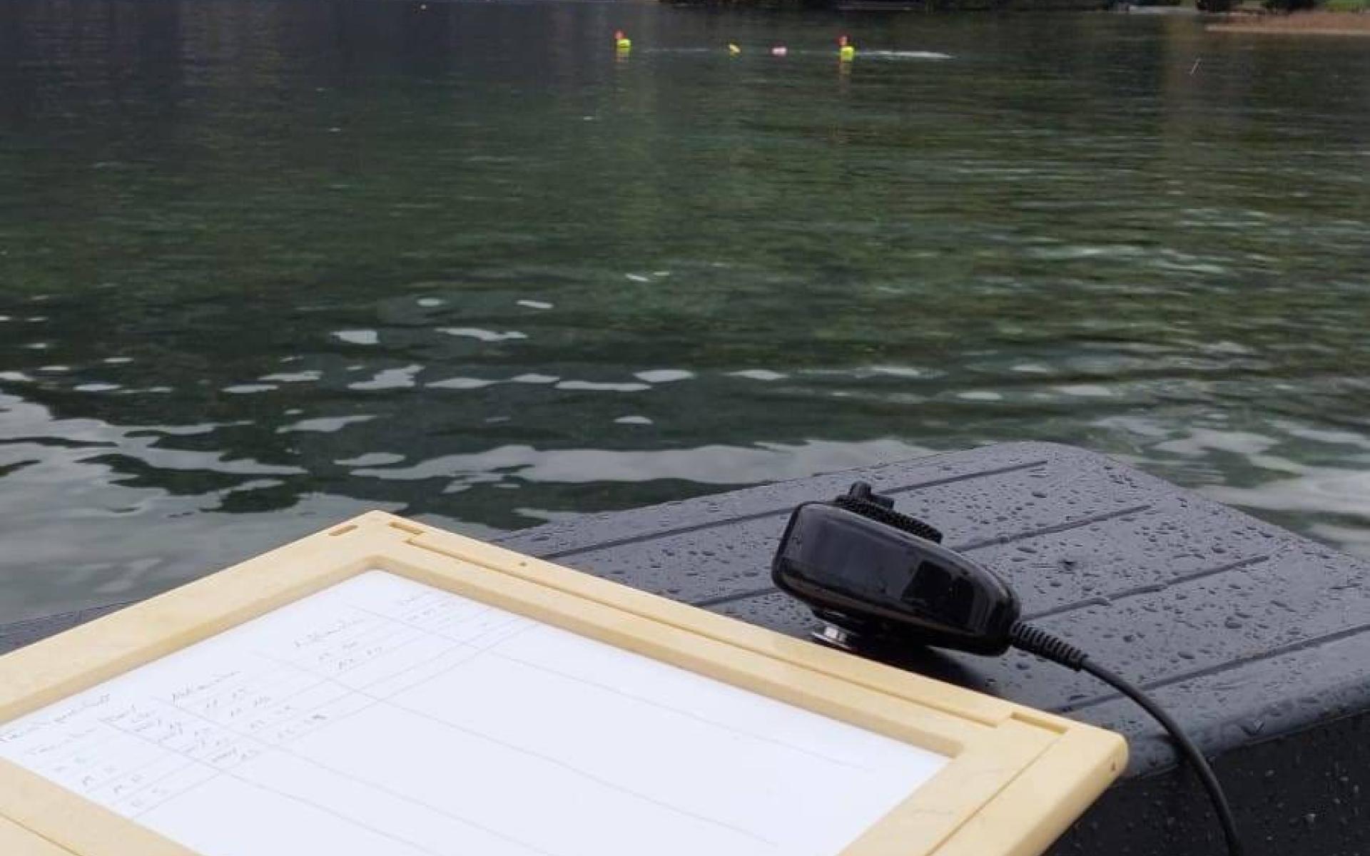 Die Beobachtungen unter Wasser werden akribisch in der Dokumentation festgehalten.