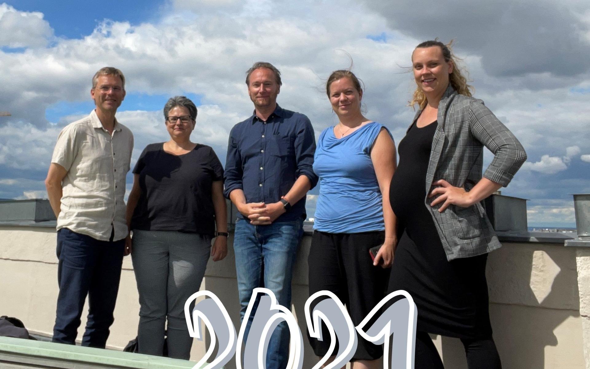 5 Personen auf einem Gruppenfoto