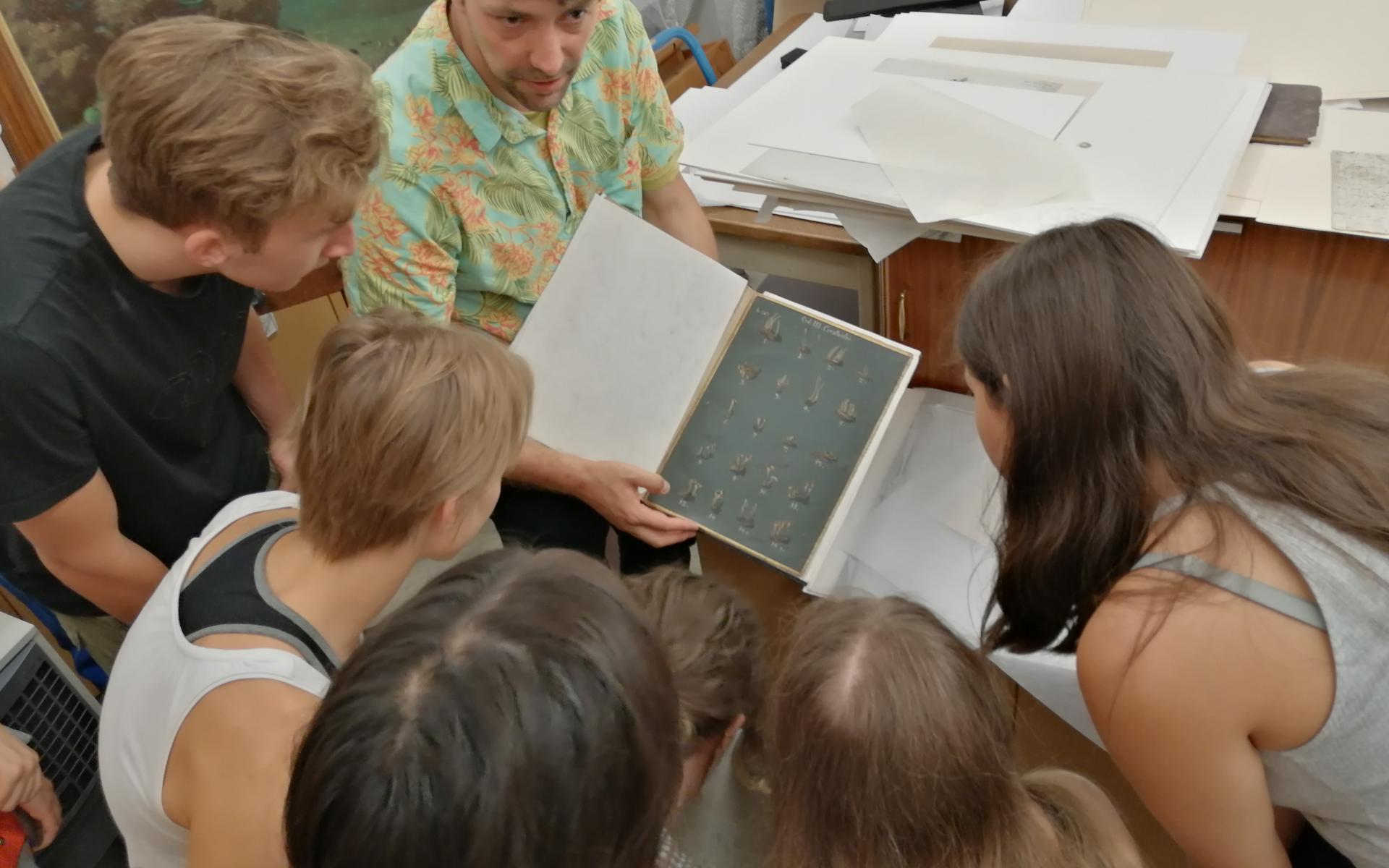 Mehrere Personen betrachten ein Buch