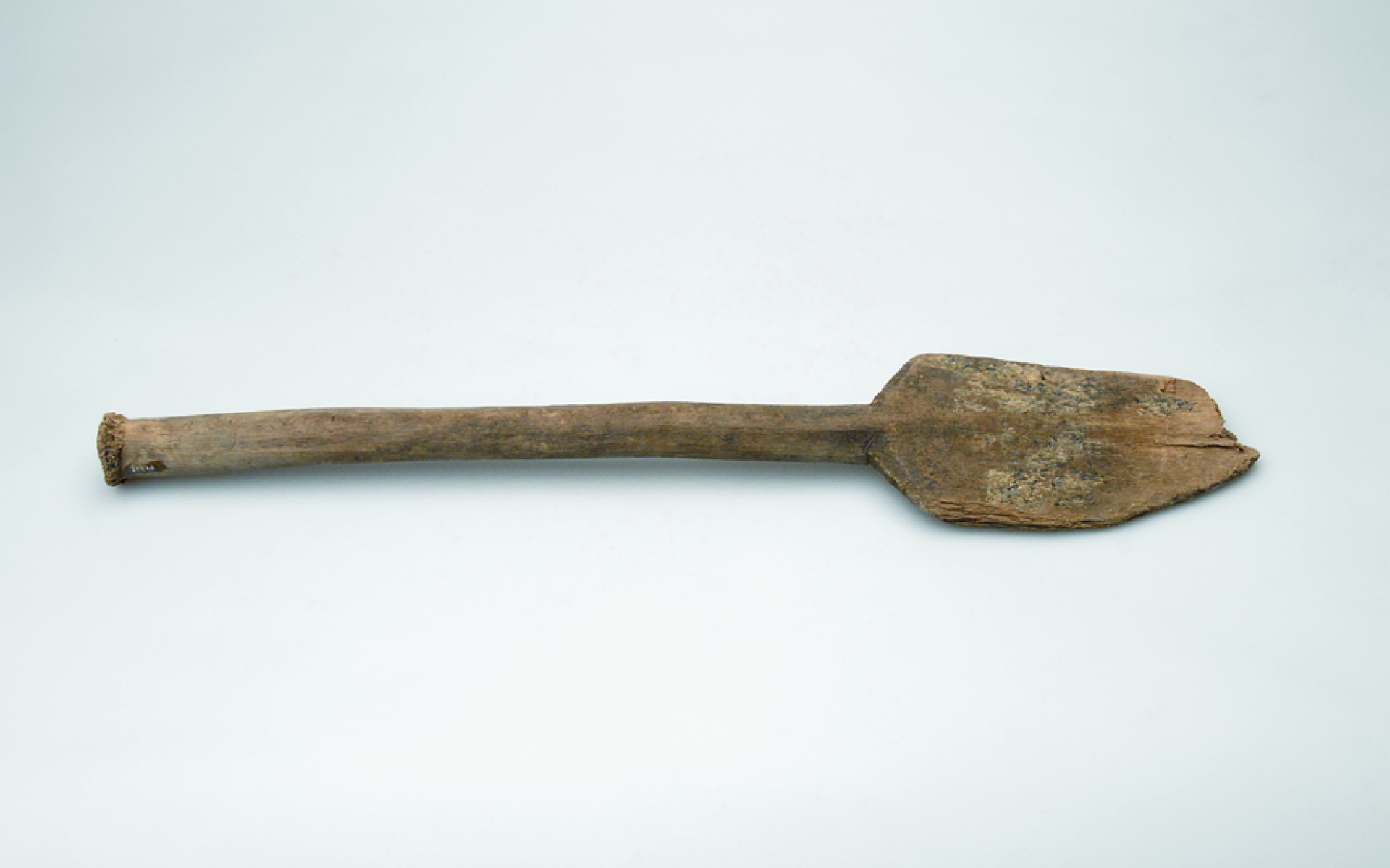 Ein handgeschnitzter Kochlöffel aus Holz aus der Eisenzeit in Hallstatt