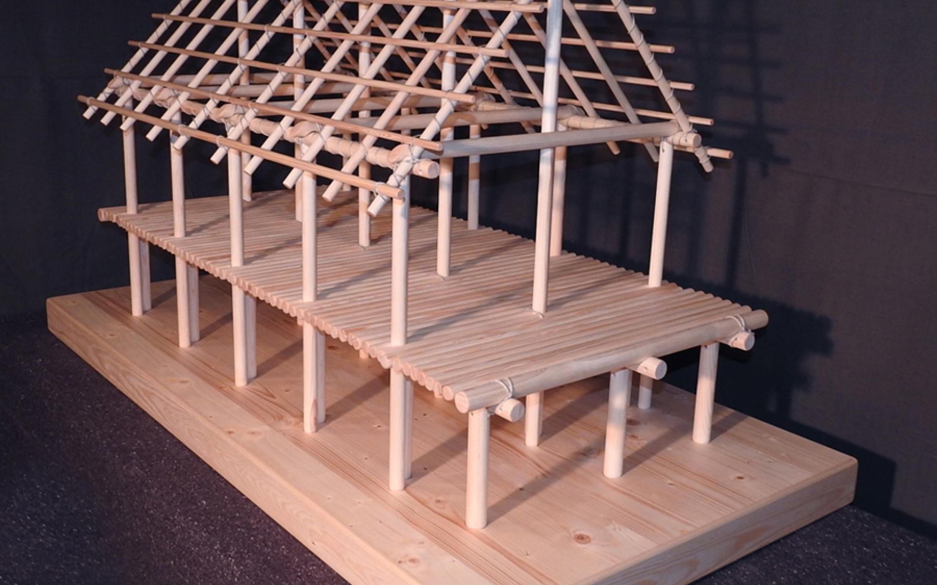 Modell aus hellem Holz eines Hauses