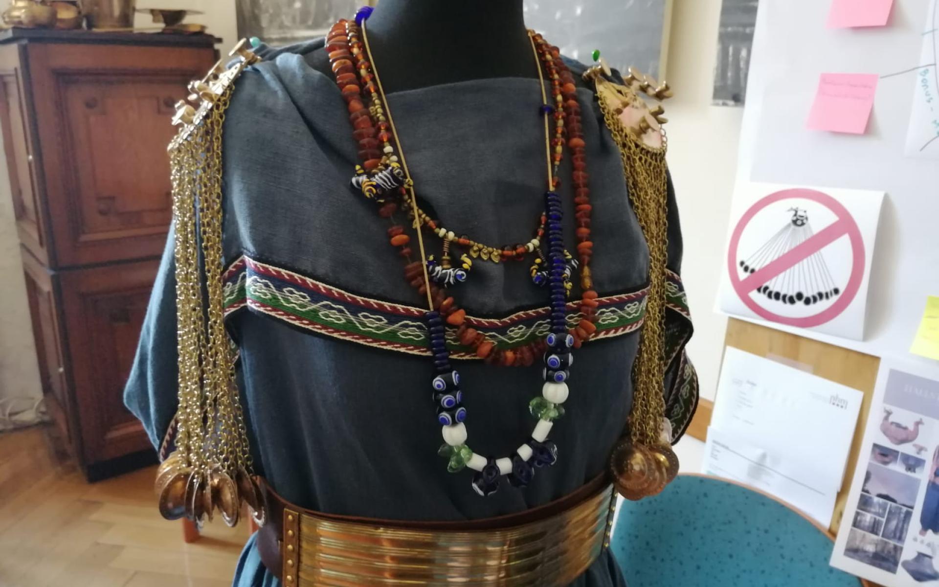 Eine Kleiderpuppe mit einer rekonstruierten Tracht aus der Hallstatt-Zeit