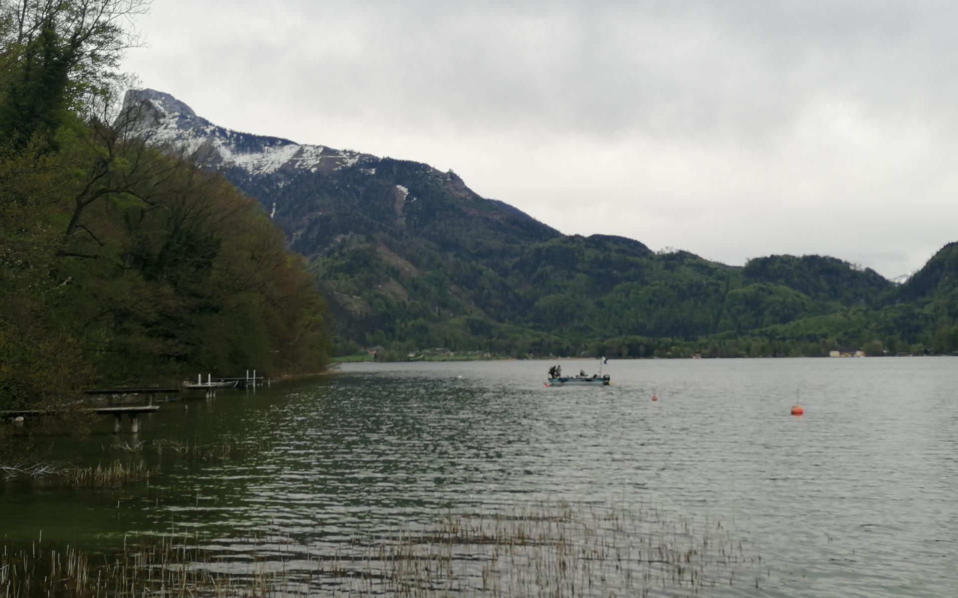 Ein See mit den Bergen im Hintergrund