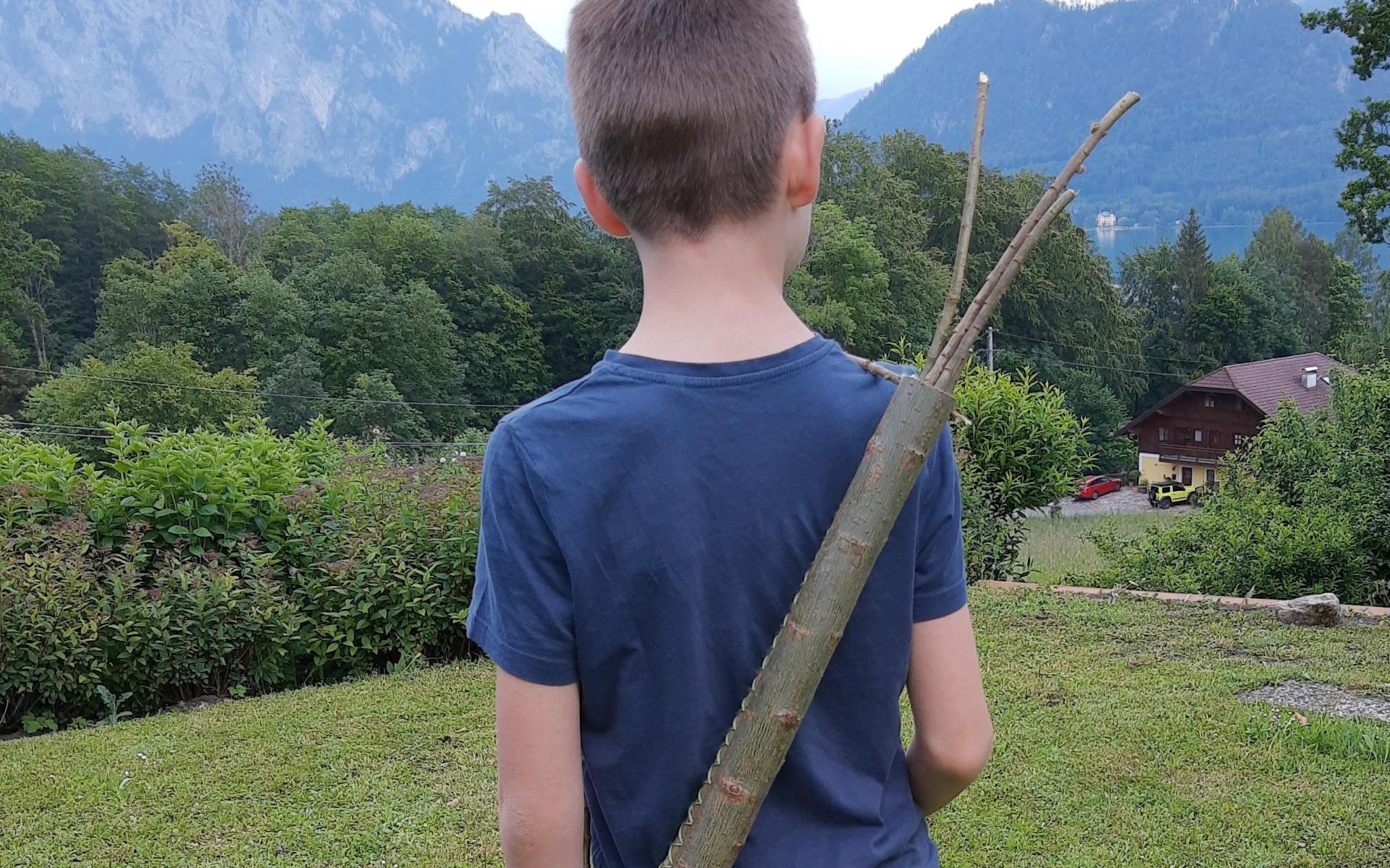 Ein Junge mit einem Köcher am Rücken