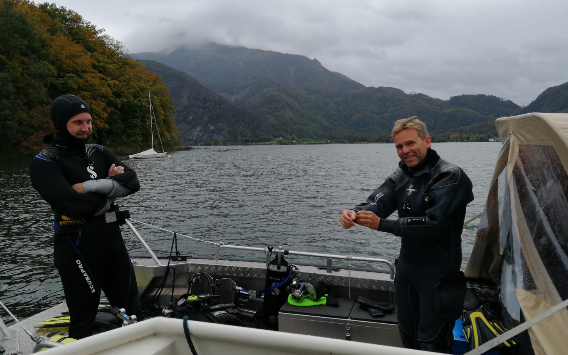 2 Taucher auf einem Boot