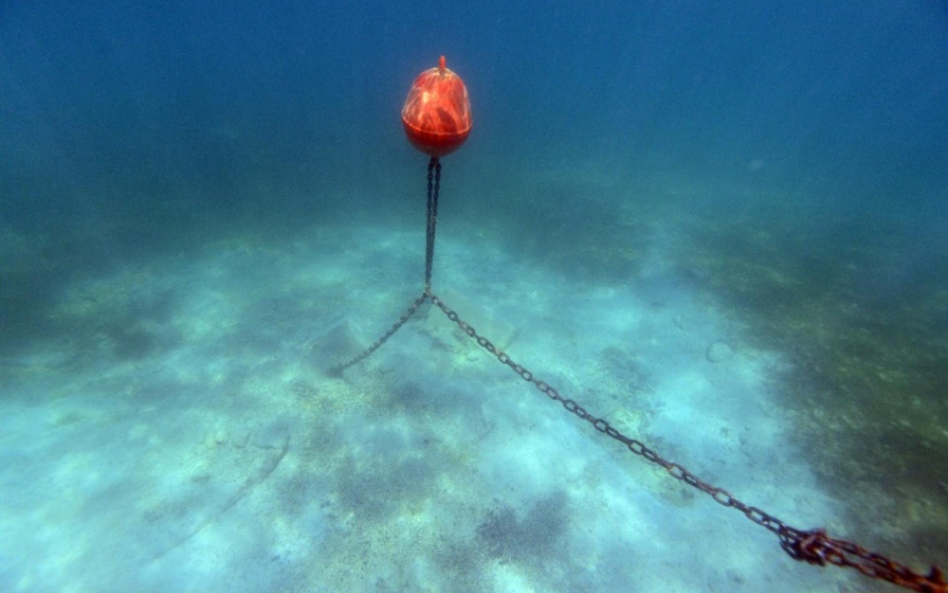 Eine Unterwasser-Boje im Attersee