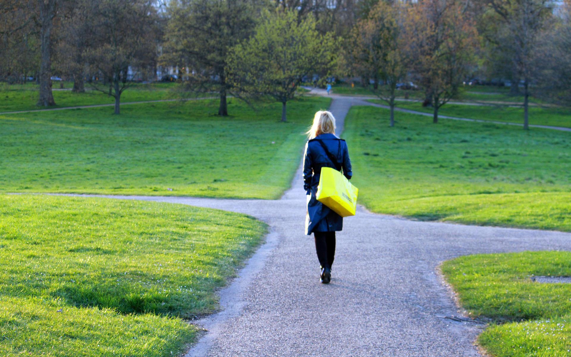 Eine blonde Frau nähert sich einer Kreuzung 